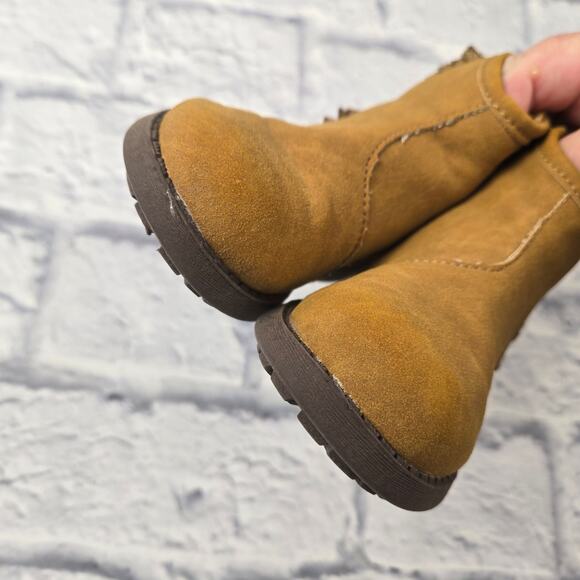 OshKosh B'Gosh Tan Faux Suede Booties Shoes Fringe size 6 Baby Girl's Lug Sole - Picture 12 of 15